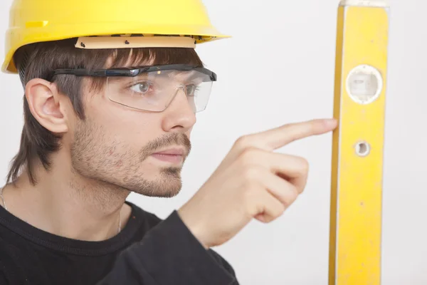 Trabajador de la construcción con nivel — Foto de Stock