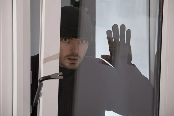 Ladrão olhando para a janela — Fotografia de Stock
