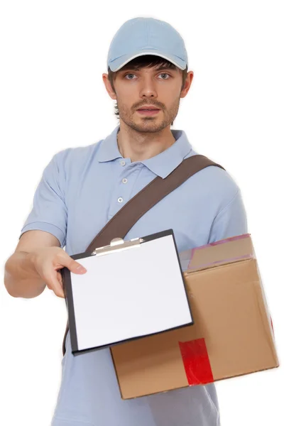 Entrega hombre con paquete y portapapeles — Foto de Stock