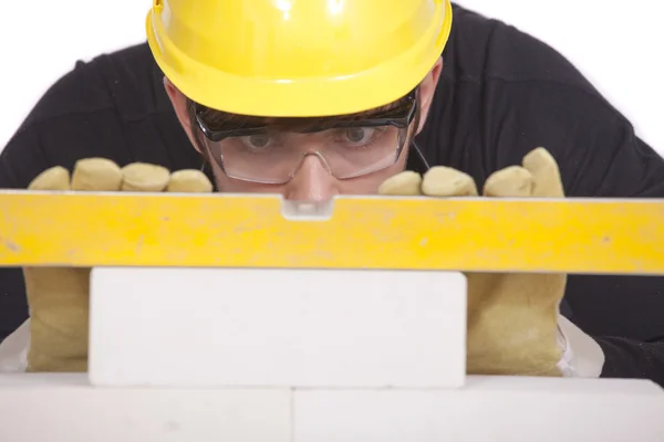 Trabalhador de construção com nível — Fotografia de Stock