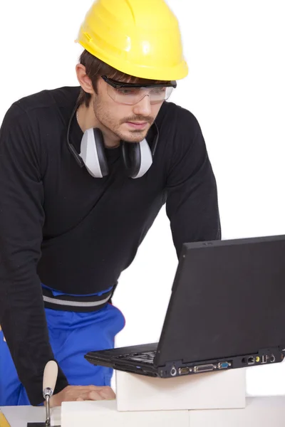 Trabalhador da construção com laptop — Fotografia de Stock