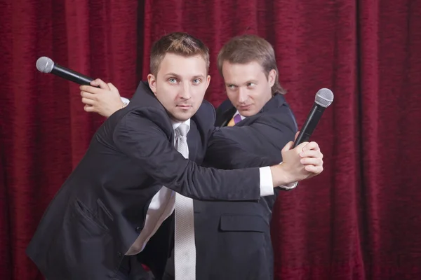 Két humoristák, mikrofonokkal — Stock Fotó