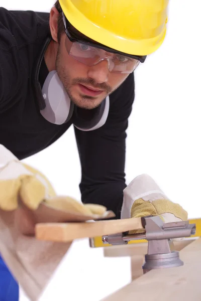 Carpinteiro trabalhando com lixa — Fotografia de Stock