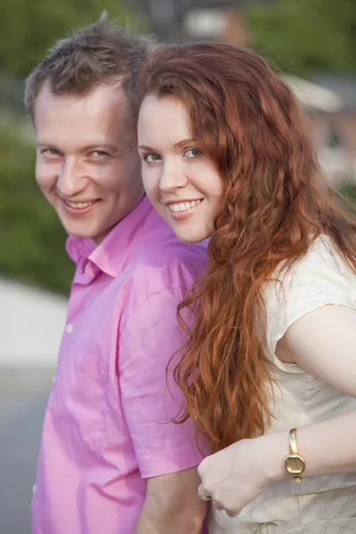 Романтическая и счастливая пара — стоковое фото
