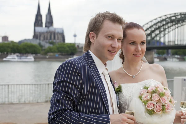 Wedding couple in cologne — Stock Photo, Image