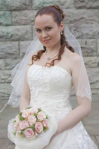 Braut mit Strauß — Stockfoto