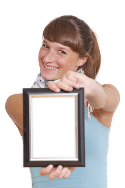 Femme souriante avec cadre photo — Photo