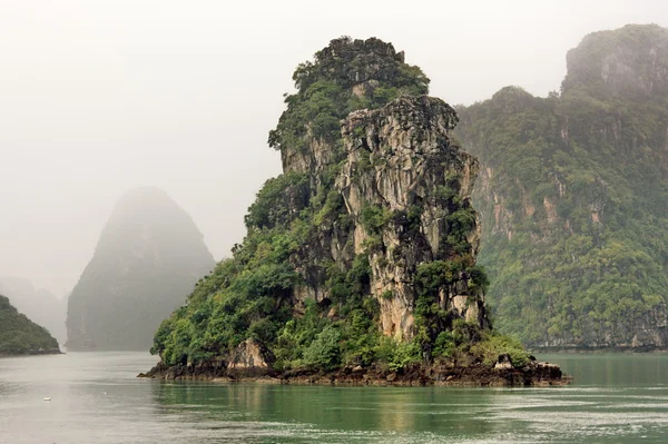 Halong Baai in de mist — Stockfoto