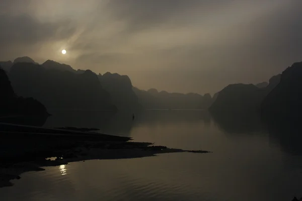 Notte al chiaro di luna sulla baia di Halong — Foto Stock