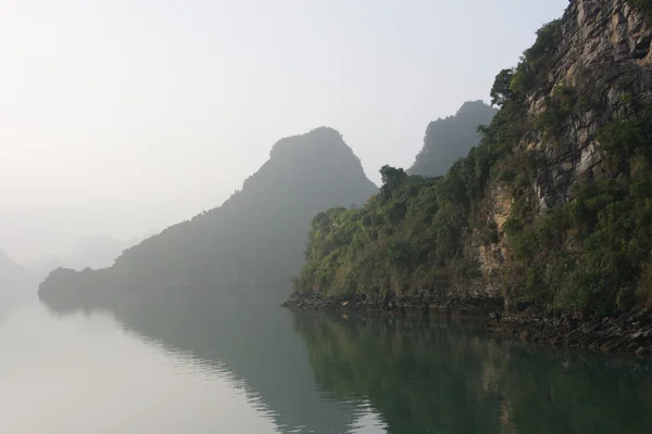 Baie d'Halong dans le brouillard — Photo