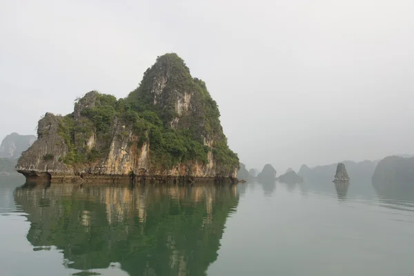 Halong Baai in de mist — Stockfoto