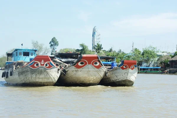 メコン川に 3 隻のボート — ストック写真