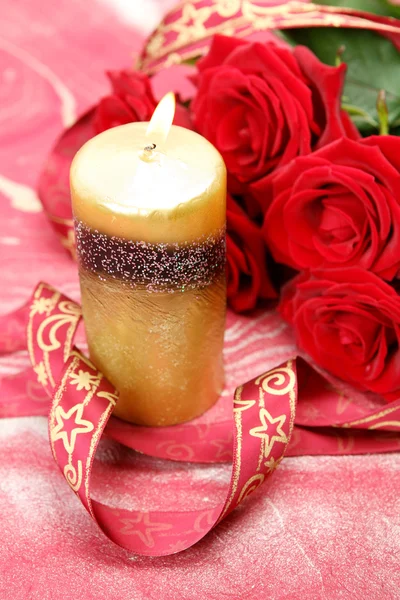 紫红色玫瑰和蜡烛 — 图库照片