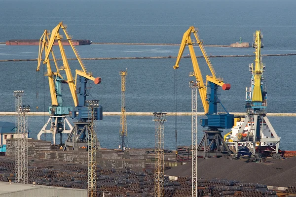 四个巨大的工业起重机在码头 — 图库照片