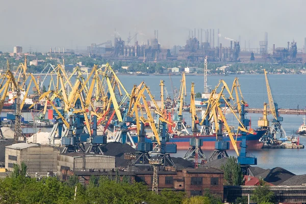 Commercial docks with many cranes — Stock Photo, Image