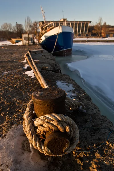 Gemi donmuş suyun içinde sıkışmış — Stok fotoğraf