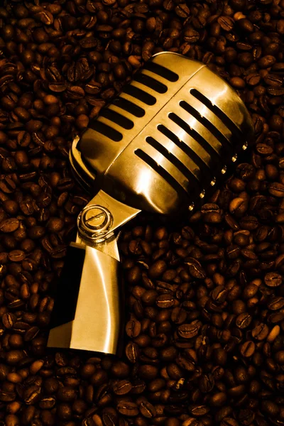 Kaffebönor och mikrofon — Stockfoto