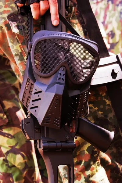 Чорна військова захисна маска — стокове фото