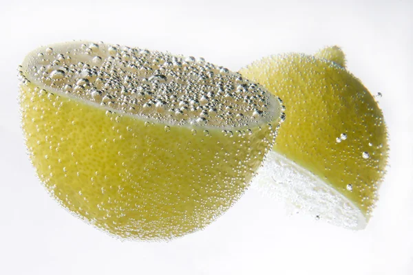 물 속에서 공기 전구 두 레몬 — 스톡 사진