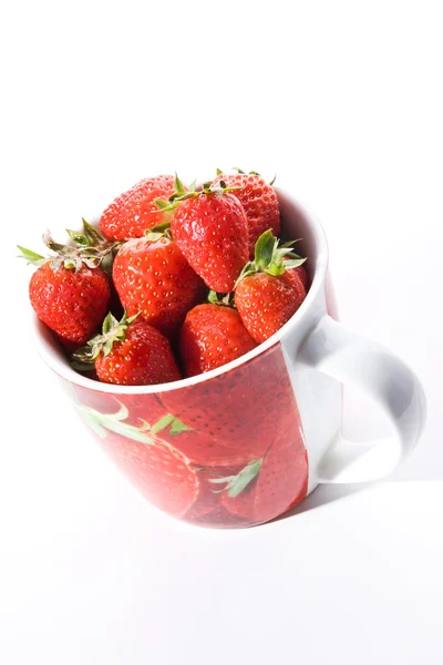 Νωπές φράουλες σε φλιτζάνι — Φωτογραφία Αρχείου