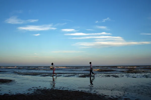 Due ragazze che corrono al mare — Foto Stock