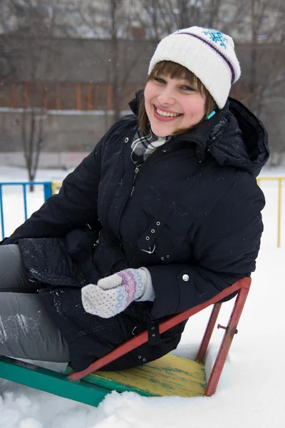 Menina sorridente no inverno — Fotografia de Stock