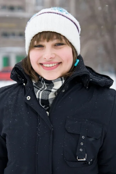 在冬季天微笑年轻女孩 — 图库照片