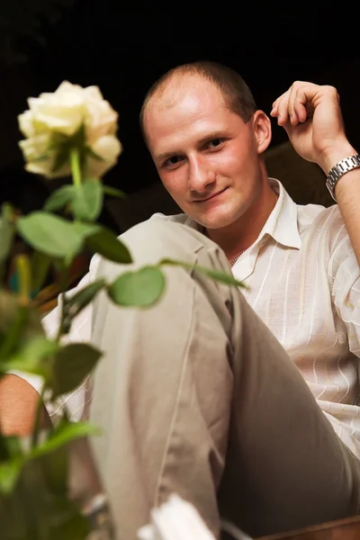 Velký chlap a bílé růže — Stock fotografie