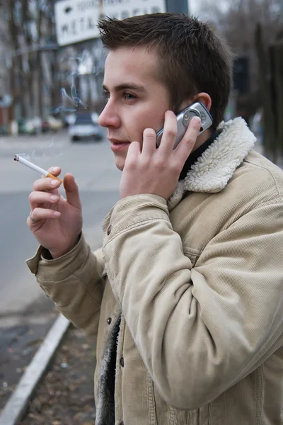 Joven fumador en el teléfono —  Fotos de Stock