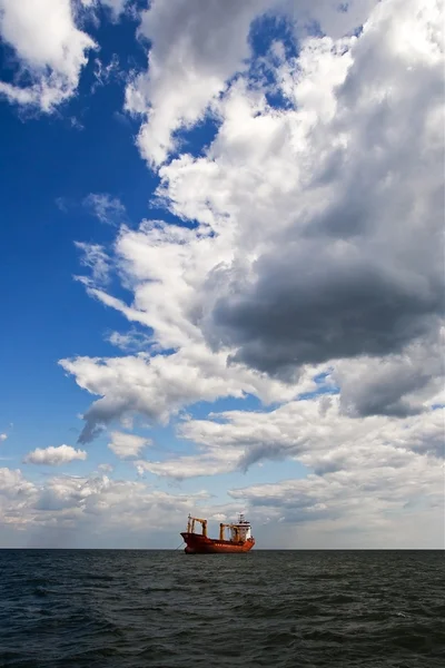 Танкерний корабель у відкритому морі — стокове фото