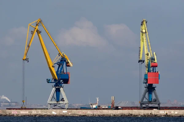 两个巨大的起重机在港口 — 图库照片