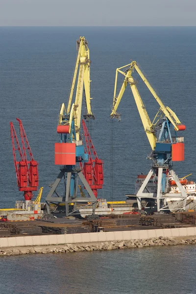 Два важких крани, що працюють в порту — стокове фото