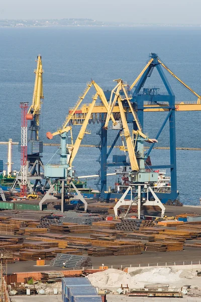 塔式起重机在码头工作的水平 — 图库照片