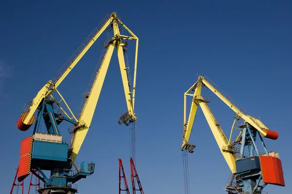 Two industrial level luffing cranes — Stock Photo, Image