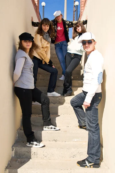 Grupo de jóvenes de pie en las escaleras —  Fotos de Stock