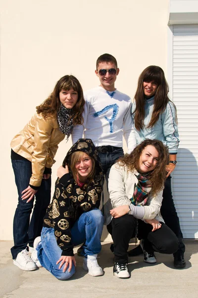 Grupp fem leende unga — Stockfoto