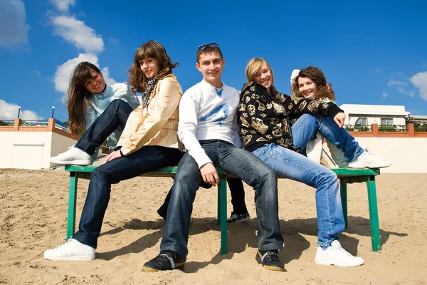 Grupp av leende tonåriga vänner — Stockfoto