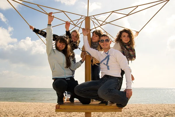 Společnost dospívající přátel na pláži — Stock fotografie