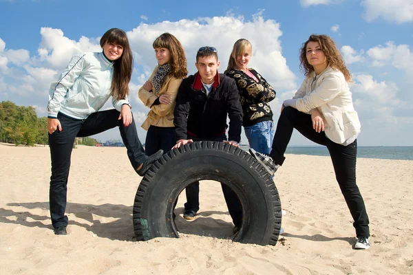 Grupo de cinco adolescentes en la playa — Foto de Stock