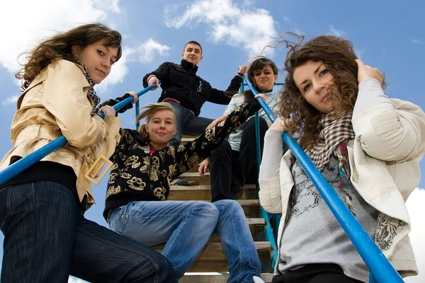 階段の上の 5 人の若いグループ — ストック写真