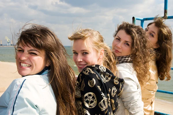 Birlikte oturan dört genç kız — Stok fotoğraf