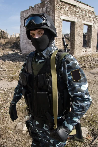 Portret zbrojnego żołnierza na zewnątrz — Zdjęcie stockowe