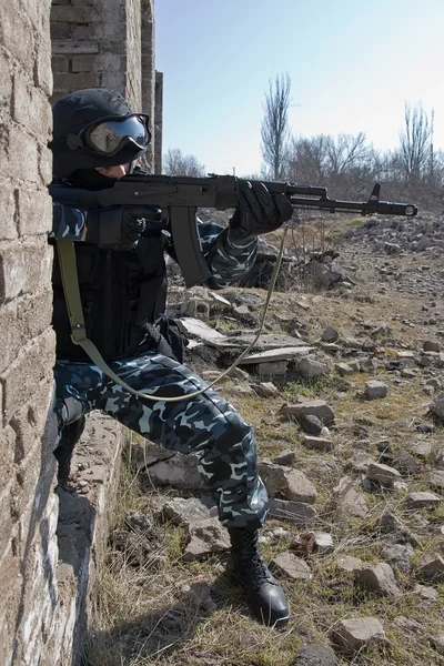 Солдат целится из автомата АК-47 — стоковое фото