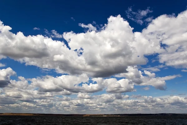 해변 및 흐린 하늘 — 스톡 사진