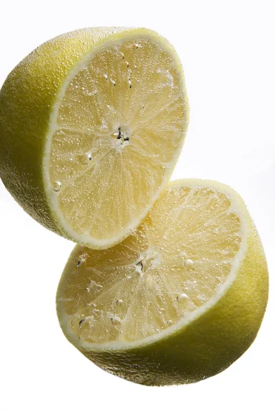 Su altında iki limon — Stok fotoğraf