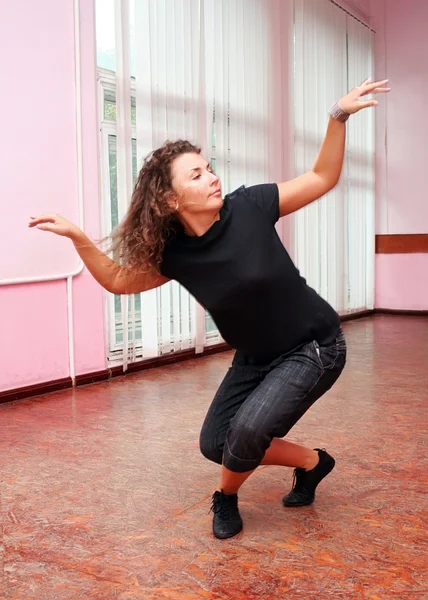 Junges Teenager-Mädchen tanzt — Stockfoto