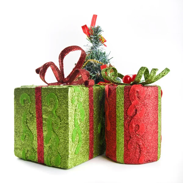 Küçük kürk ağaç ve iki hediye kutusu — Stok fotoğraf