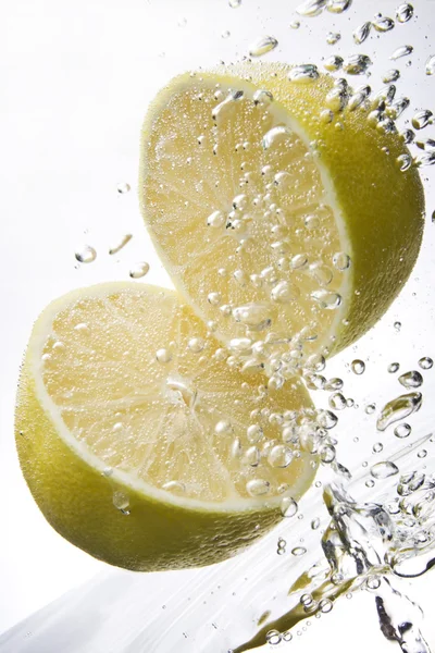 Two lemons under water — Stock Photo, Image