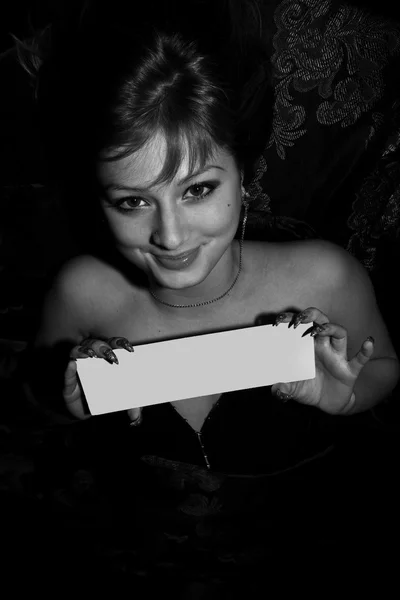 Seksi genç yetişkin kadın beyaz tahta tutar — Stok fotoğraf