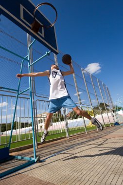 basketbolcu sepeti nişan alıyor